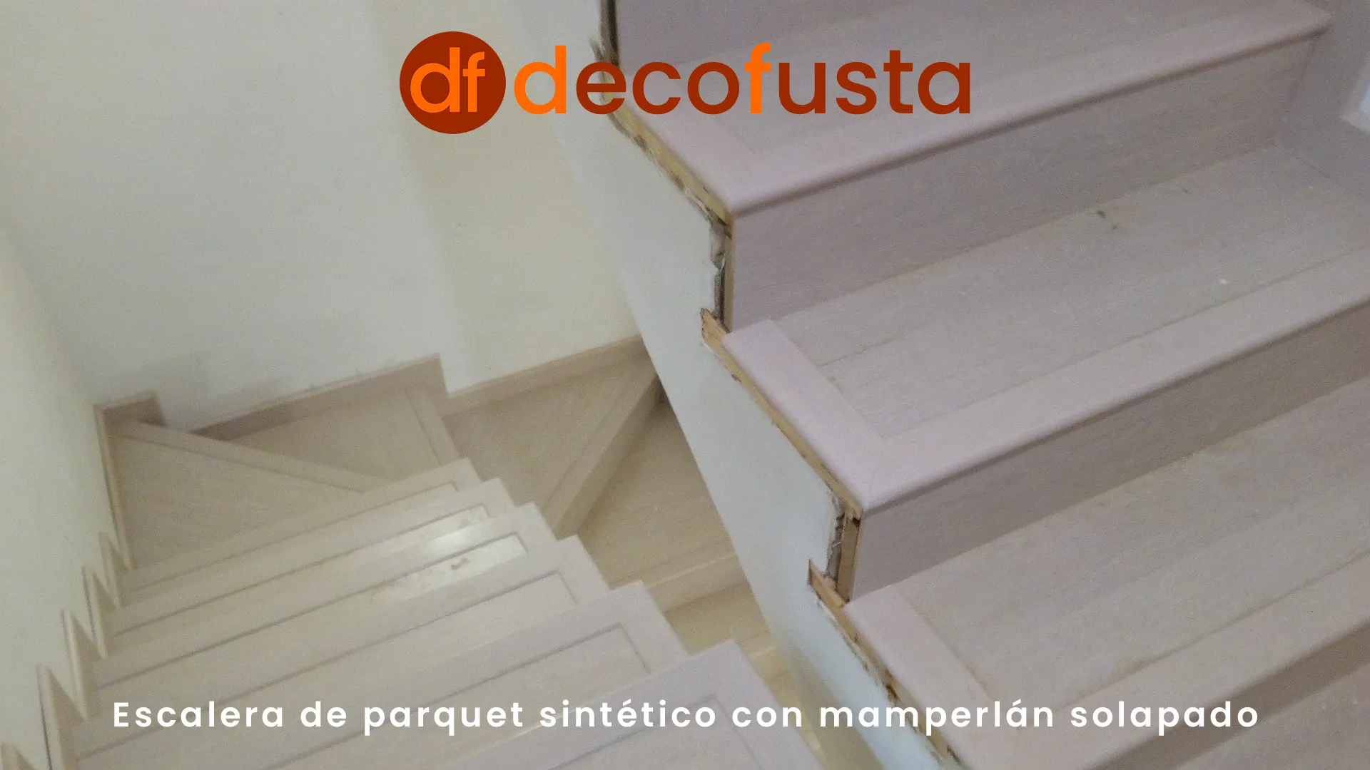 Escalera de parquet sintético con mamperlán solapado