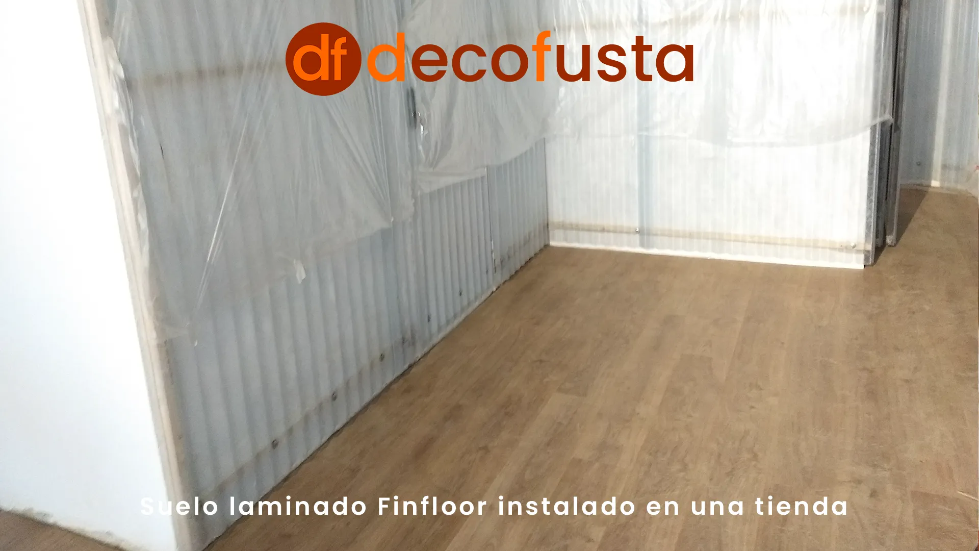 Suelo laminado Finfloor instalado en una tienda