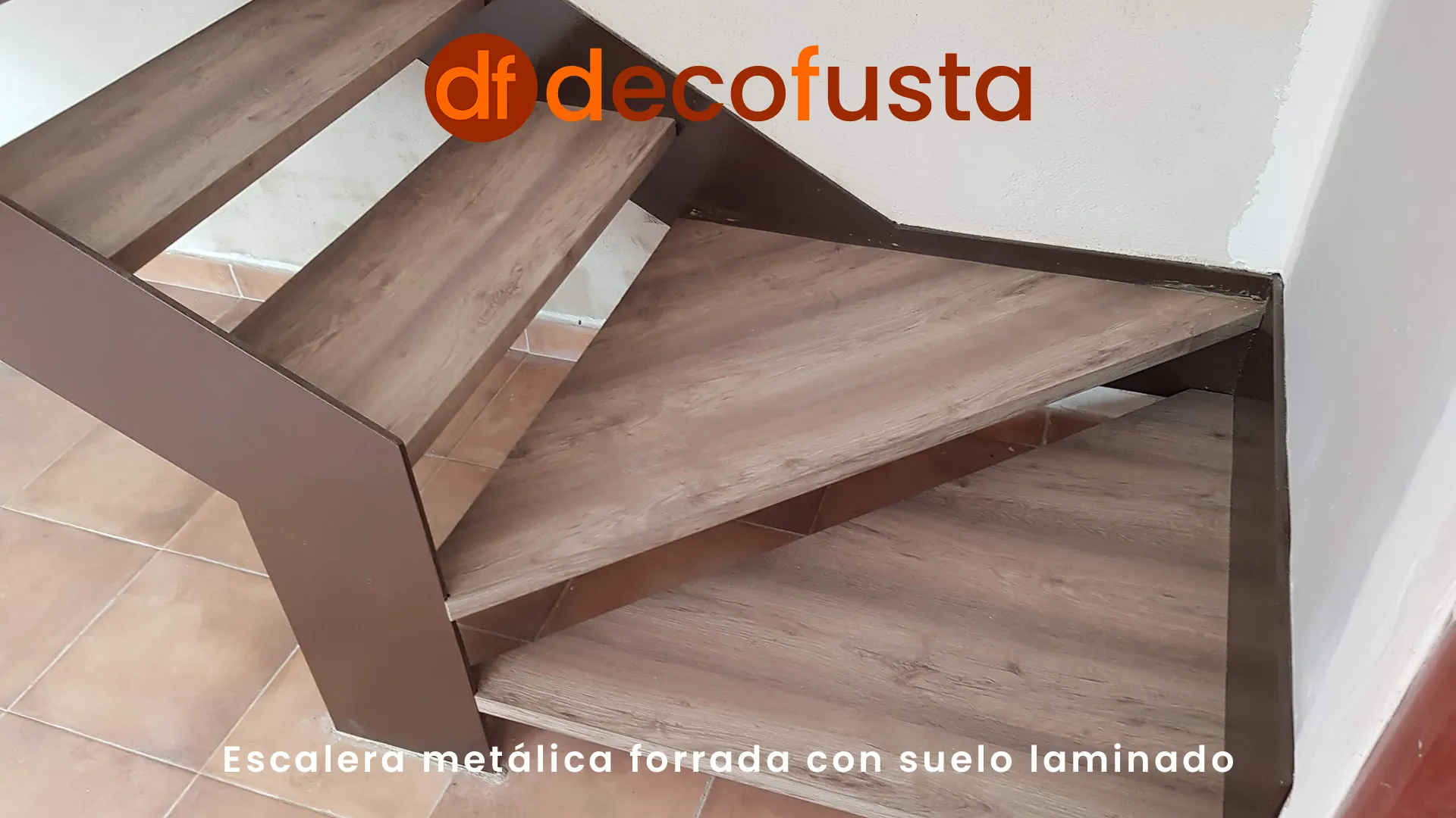 Escalera metálica forrada con suelo laminado