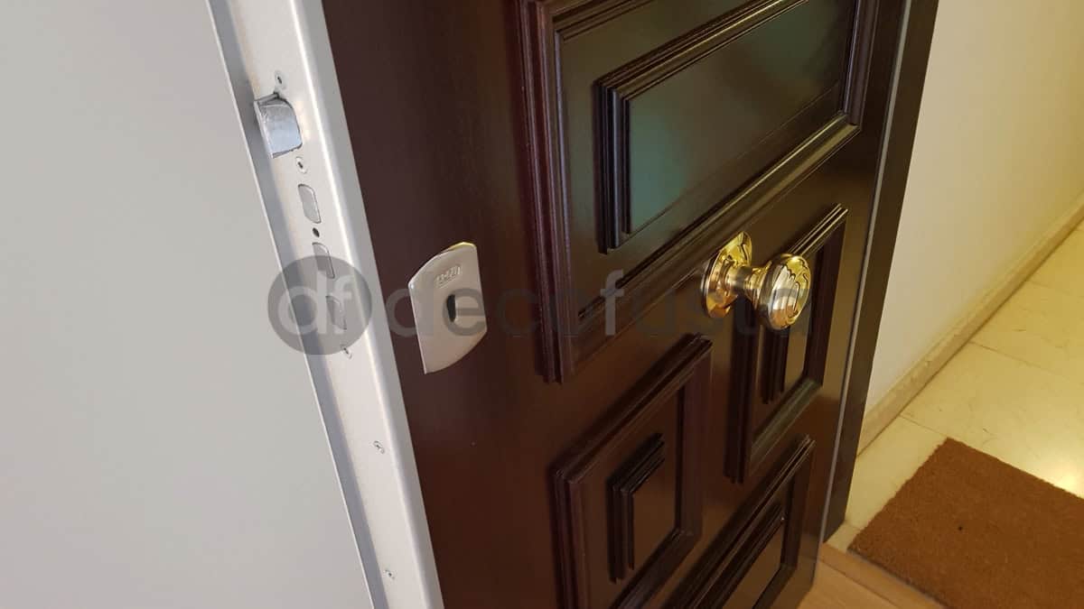 puerta con cerradura de seguridad