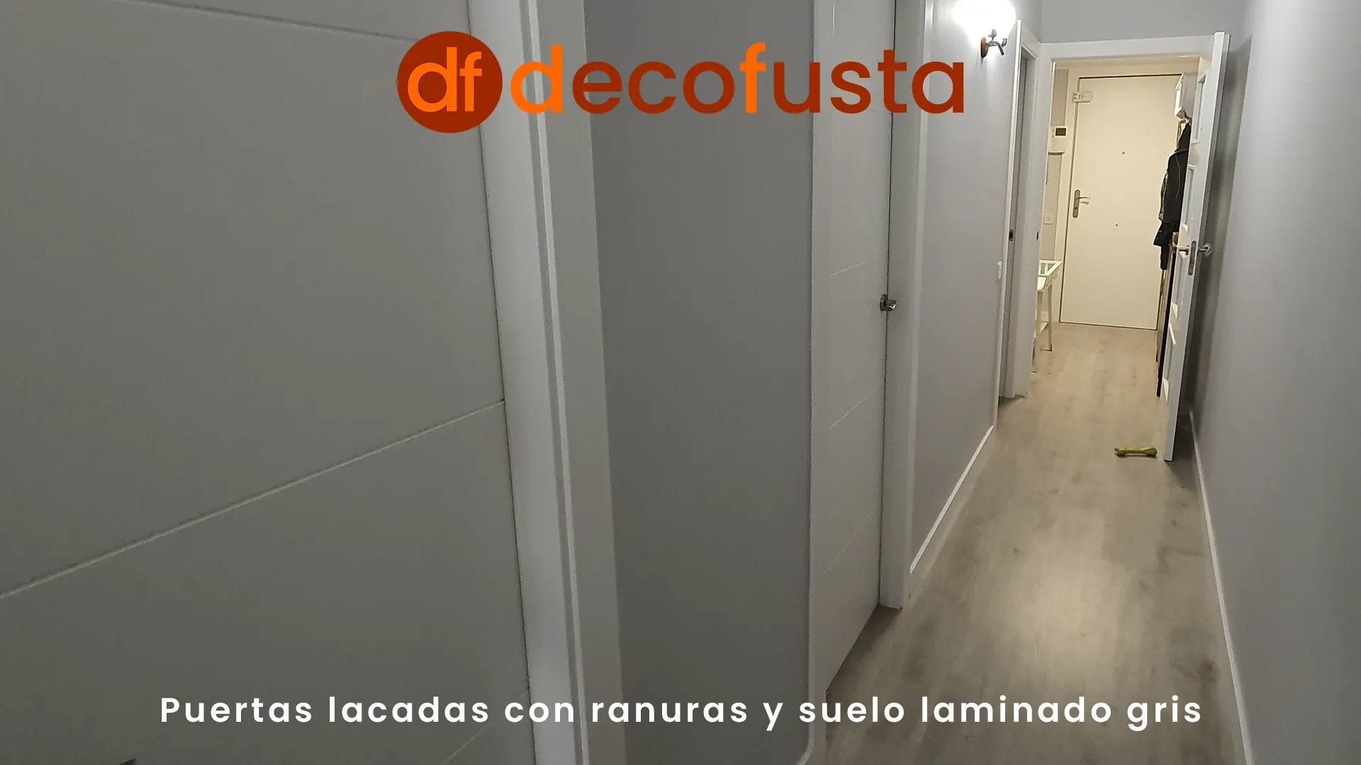 Puertas lacadas con ranuras y suelo laminado gris