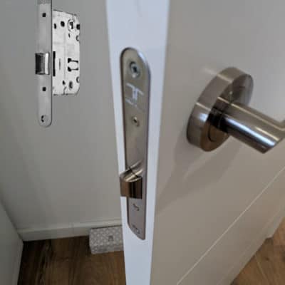 puerta lacada con picaporte de calidad
