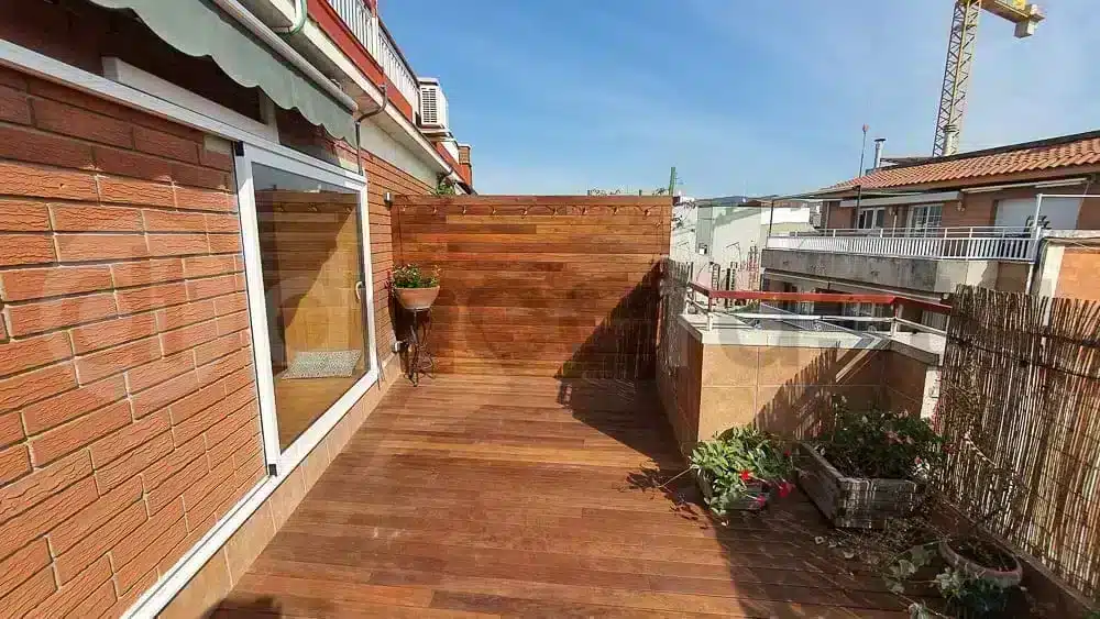 Tarima exterior con pared