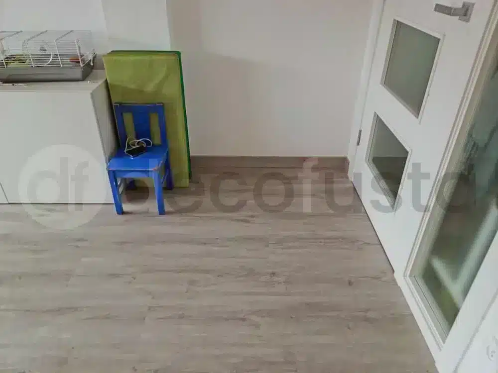 Combinación de un suelo vinílico con puertas lacadas
