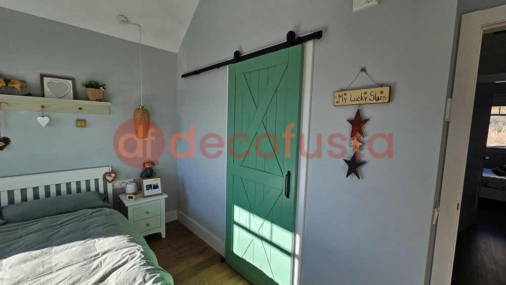 Dormitorio Con Puerta De Granero Verde 1