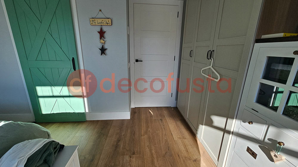 Dormitorio acogedor con suelo de madera