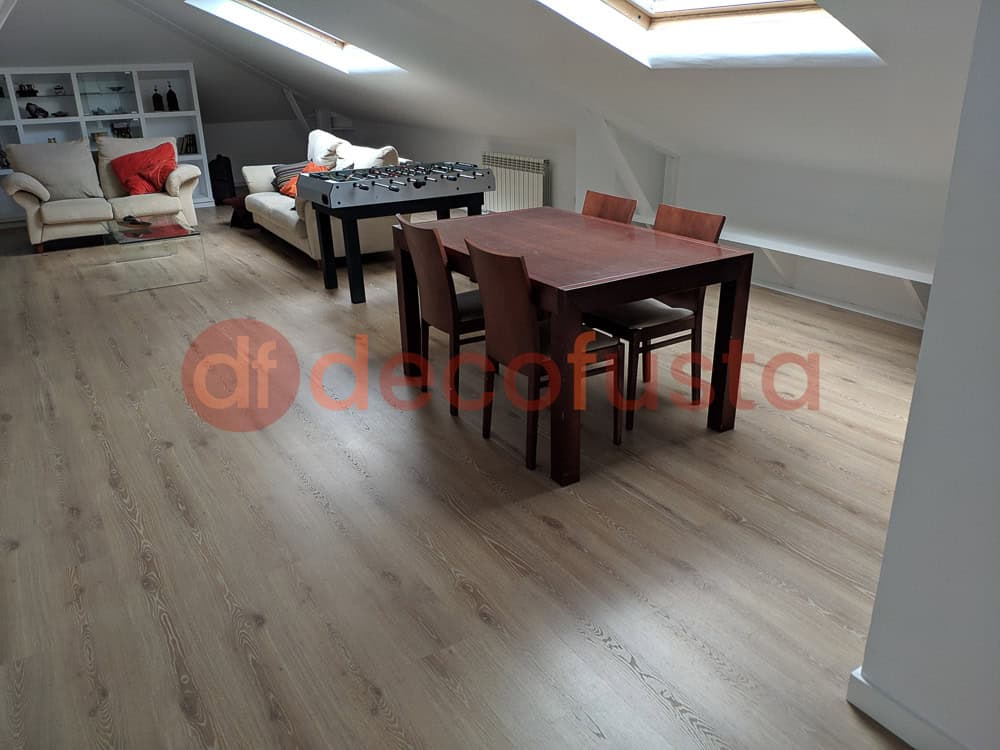 Sala de estar con suelo laminado 1